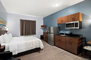 Studio, 1 King Bed, Non Smoking, Jetted Tub | Desk, blackout drapes, iron/ironing board, free WiFi