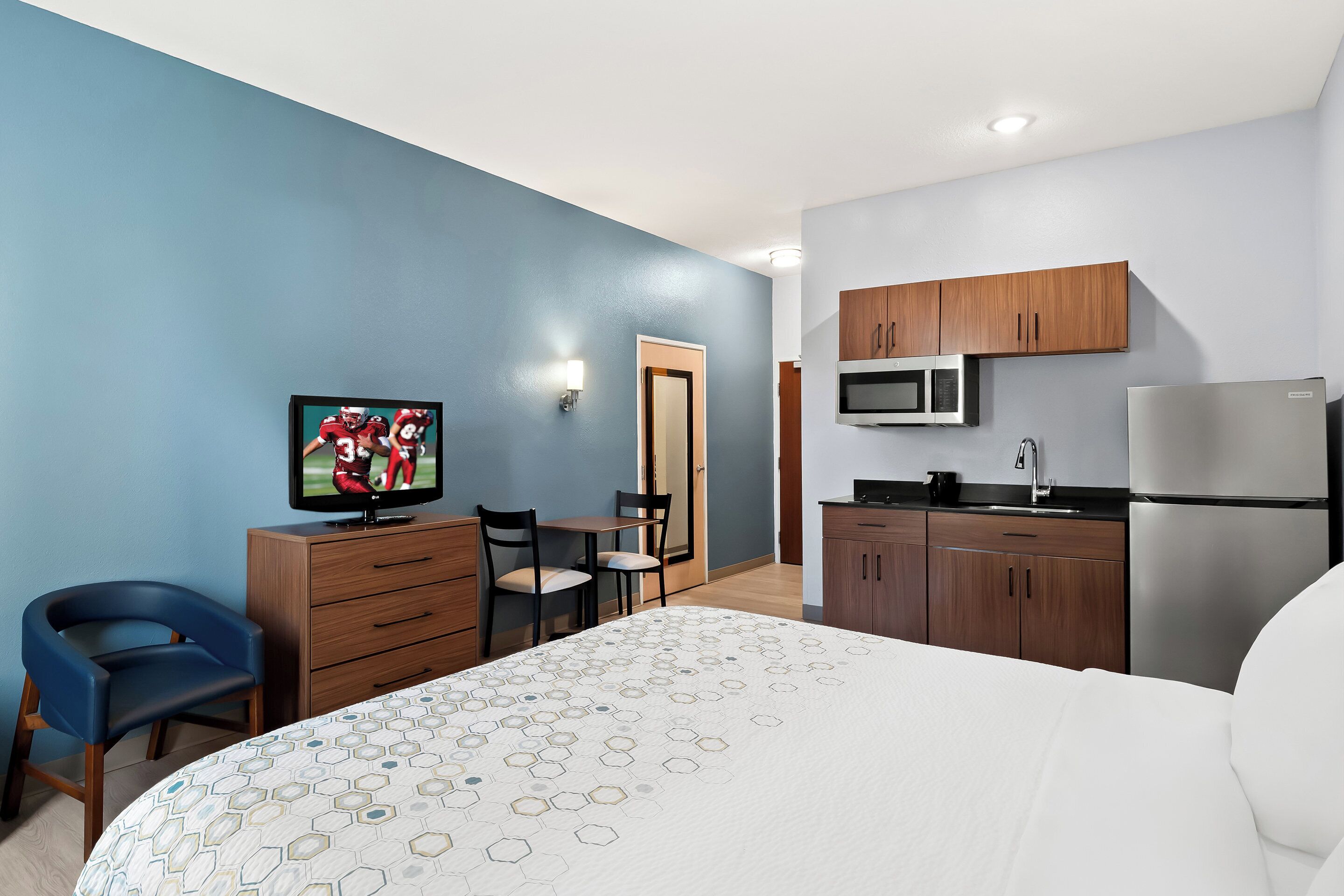 studio, 1 king bed, non smoking | desk, blackout curtains, iron/ironing board, free wifi