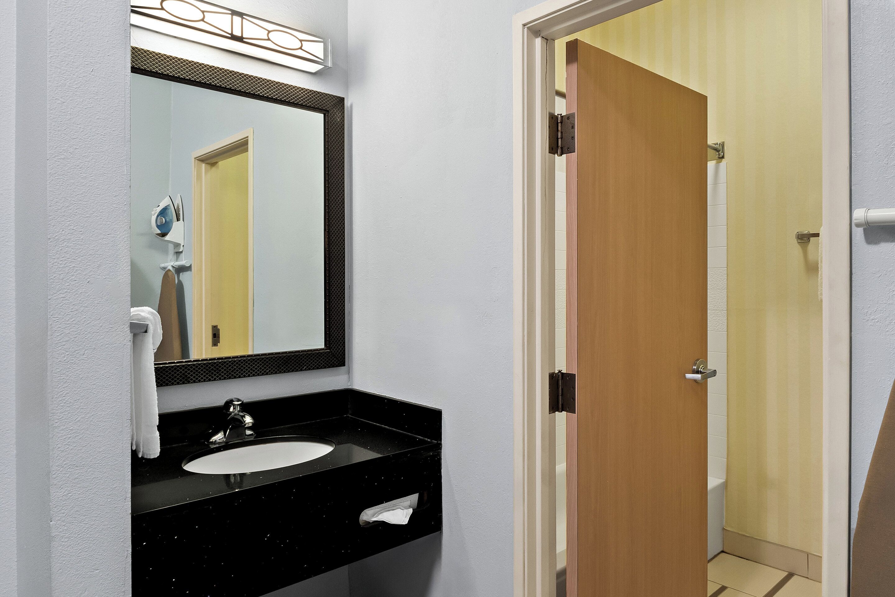 combined shower/bathtub, free toiletries, hair dryer, towels