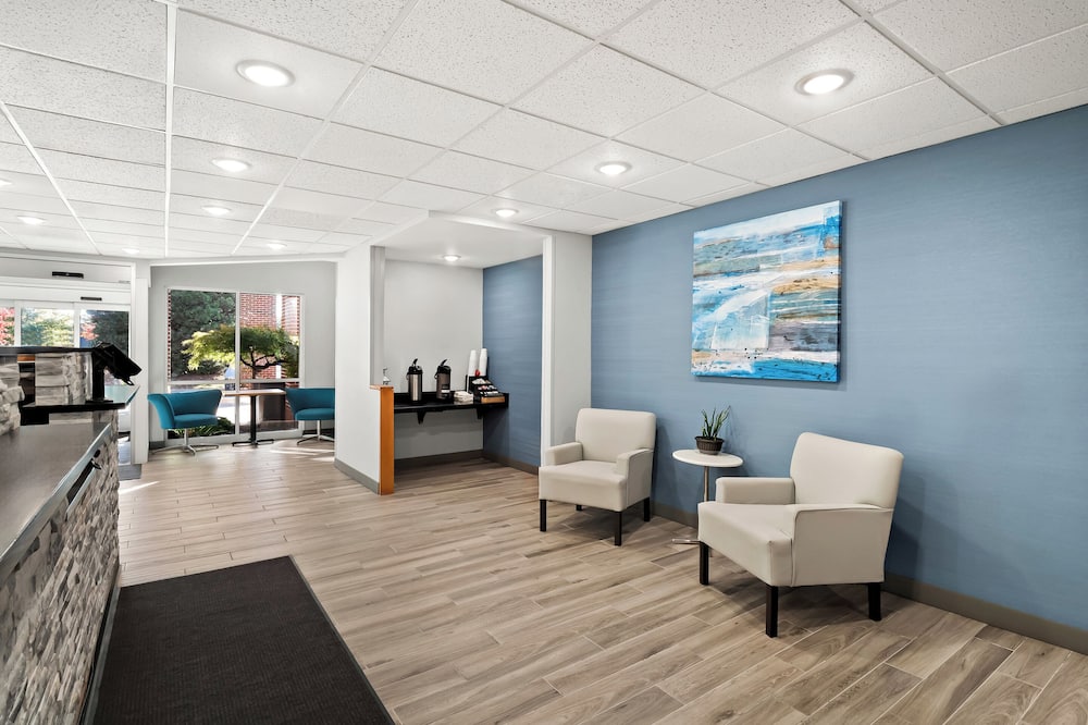 HomeTowne Studios by Red Roof East Lansing - Okemos