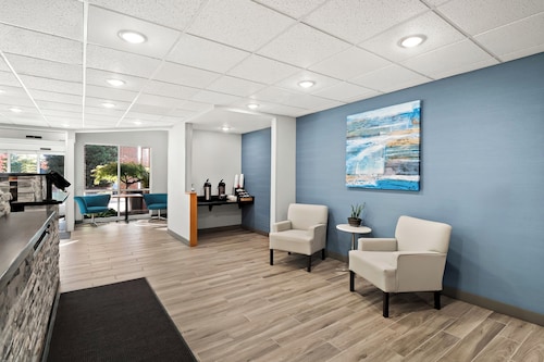 HomeTowne Studios by Red Roof East Lansing - Okemos