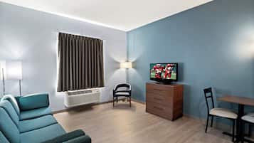 Studio, 1 Katil Raja (King), Non Smoking (2 Rooms) | Meja, langsir/tirai gelap terus, seterika/papan seterika, Wi-fi percuma