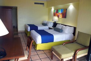 Habitación estándar | Escritorio, tabla de planchar con plancha, wifi gratis y ropa de cama