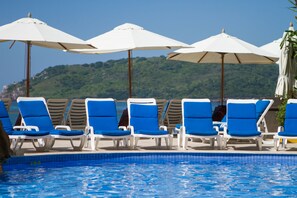Piscine extérieure, chaises longues