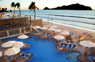 Outdoor pool, sun loungers