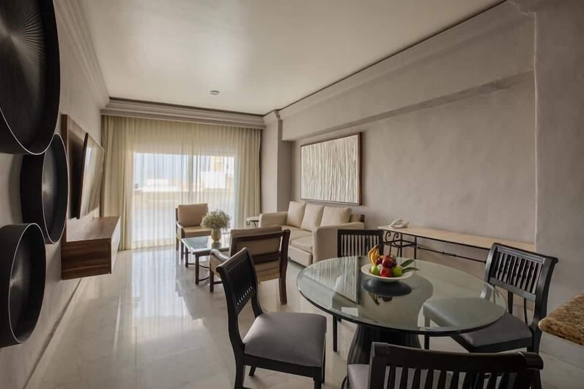 One Bedroom Suite | Desk, iron/ironing board, free WiFi, bed sheets