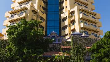 Vista frontal de la propiedad