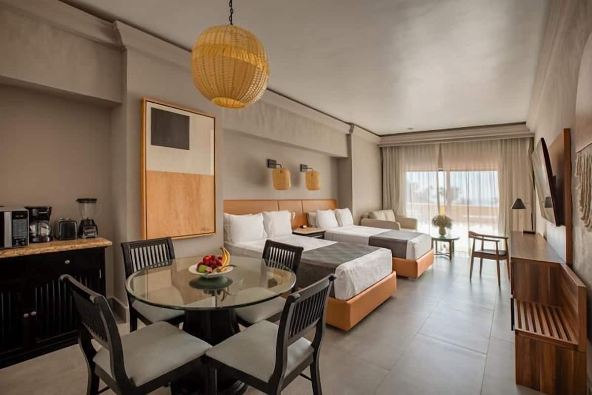 Junior Suite | Desk, iron/ironing board, free WiFi, bed sheets