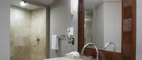 Un baño con lavabo doble, un espejo grande, ducha y tocador con perchero.