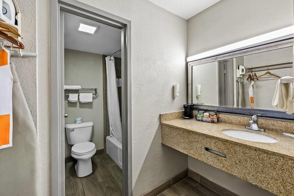 Standard Room, 1 Queen Bed, Non Smoking | Blackout curtains, iron/ironing board, free WiFi, bed sheets