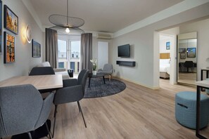 Suite, 1 Schlafzimmer | Wohnbereich | 32-Zoll-Flachbildfernseher mit Satellitenempfang, Fernseher