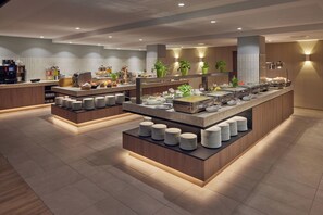 Desayuno buffet (EUR 29 por persona) 
