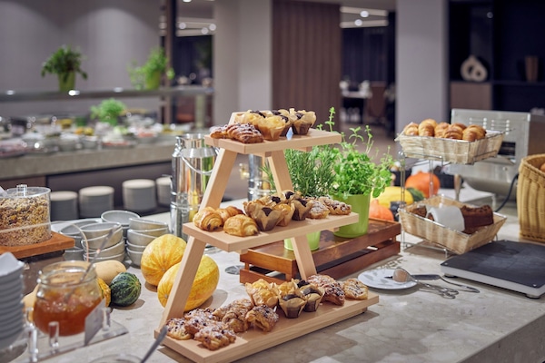 Tägliches Frühstücksbuffet (29 EUR pro Person)