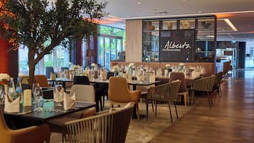 Der serveres frokost og aftensmad