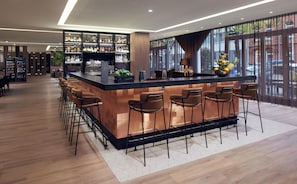 Al fresco dining, serves breakfast, lunch and dinner