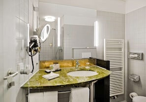 Habitación, 1 cama Queen size, balcón | Baño | Regadera, amenidades de baño de diseñador, secadora de cabello, batas