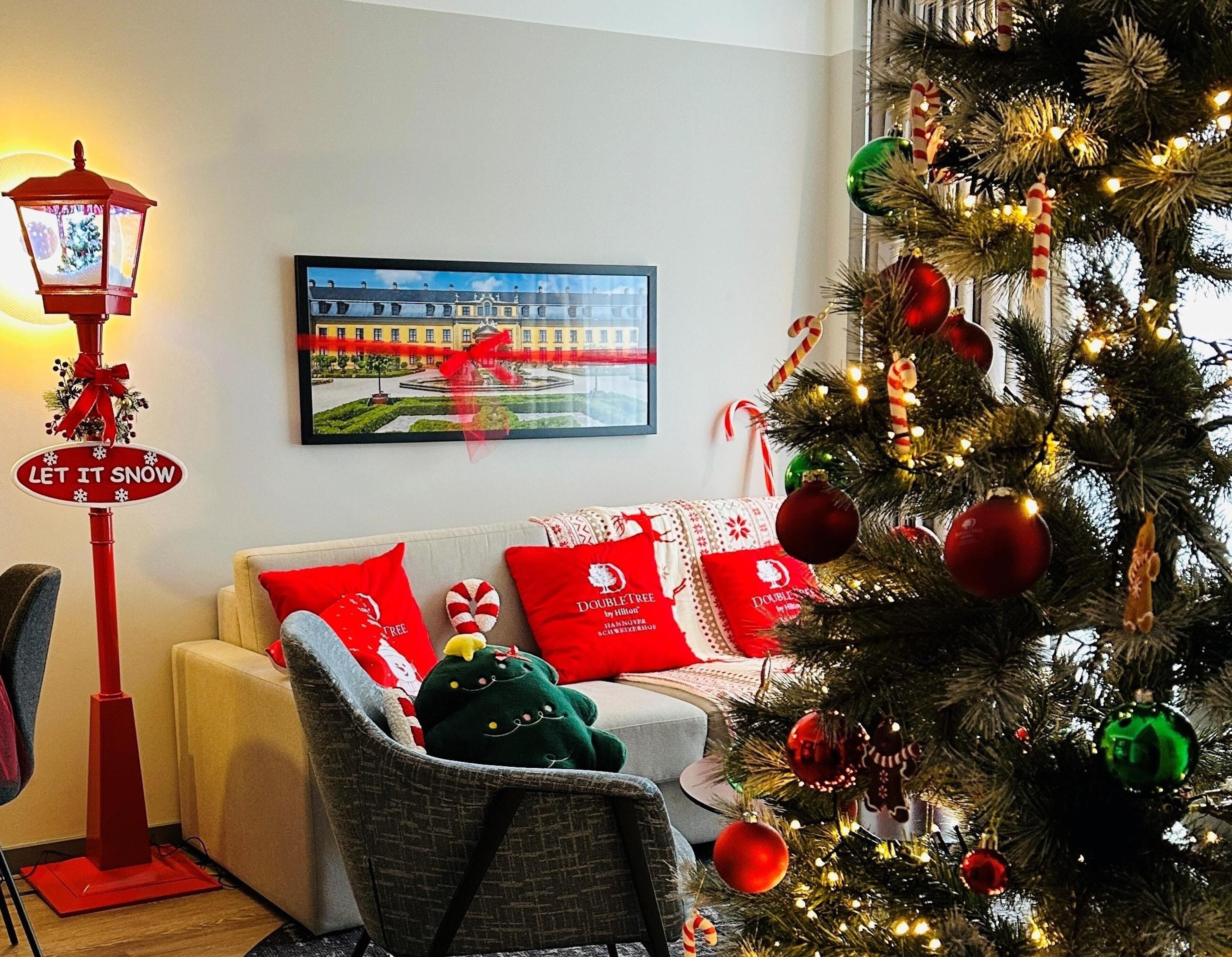 Suite (Christmas) | Área de sala de estar | Televisión de pantalla plana de 32 pulgadas con canales vía satélite 