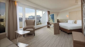 Junior-Suite, 1 King-Bett, Balkon | Wohnbereich | 32-Zoll-Flachbildfernseher mit Satellitenempfang, Fernseher