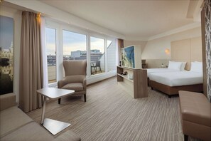 Junior Suite, 1 King Bed, Balcony | Living area