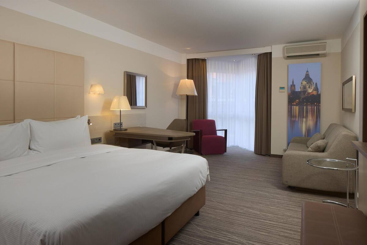 Family Room, 1 King Bed | Premium bedding, down comforters, pillowtop beds, in-room safe
