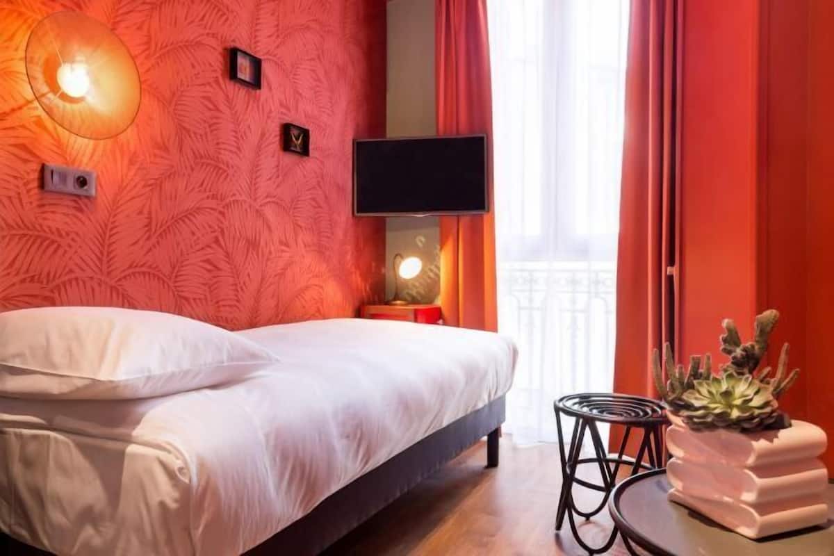 Ropa de cama de alta calidad, minibar, caja fuerte