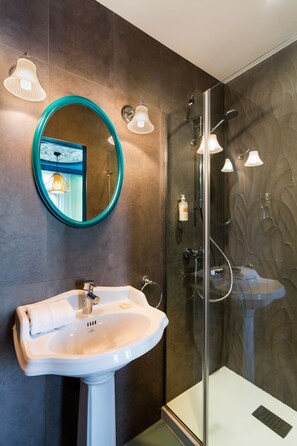 Standard Double Room | Bathroom