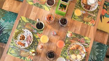 Petit déjeuner buffet (19 EUR par personne)