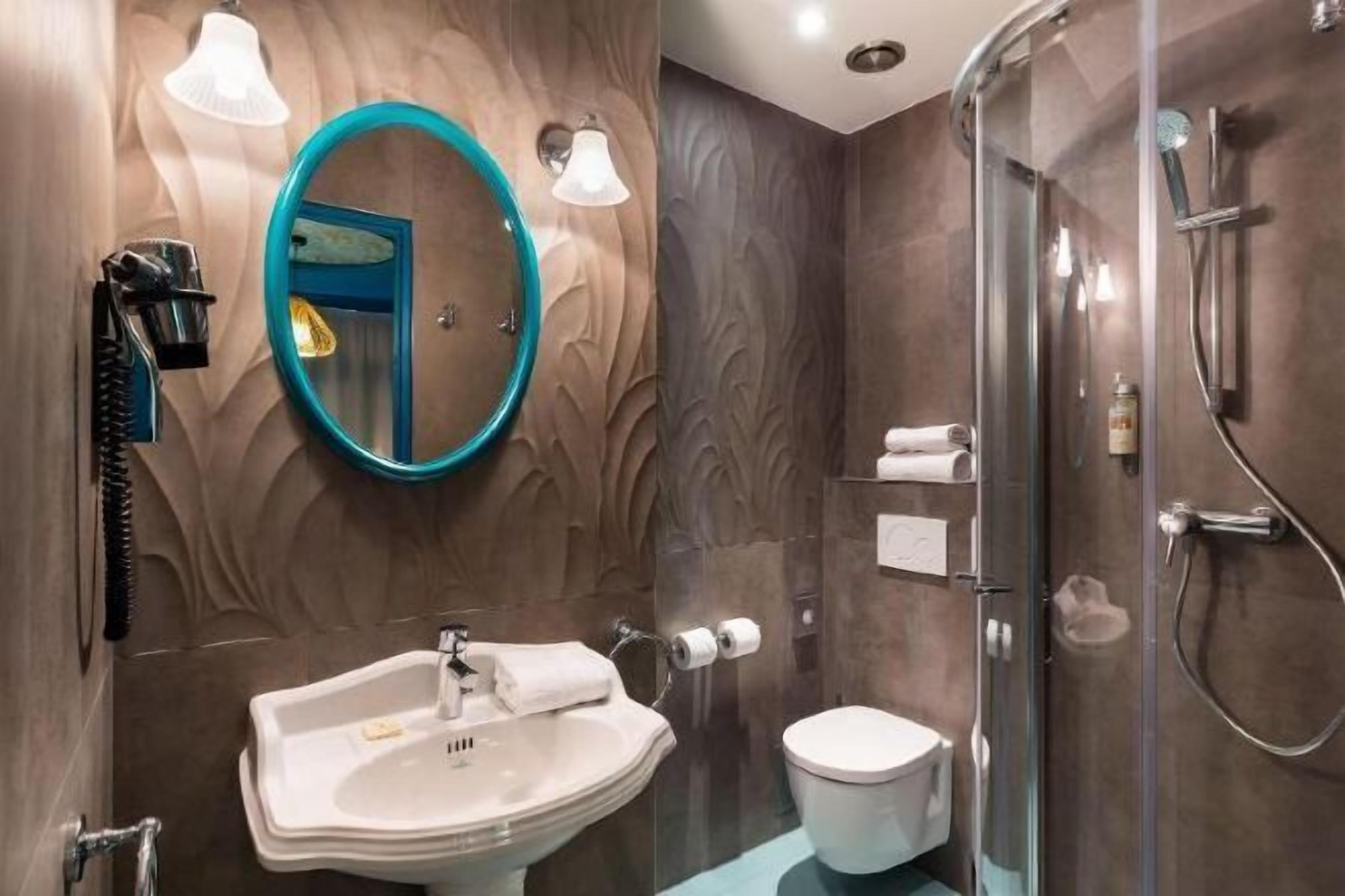Baño | Artículos de higiene personal gratuitos, secador de pelo y toallas