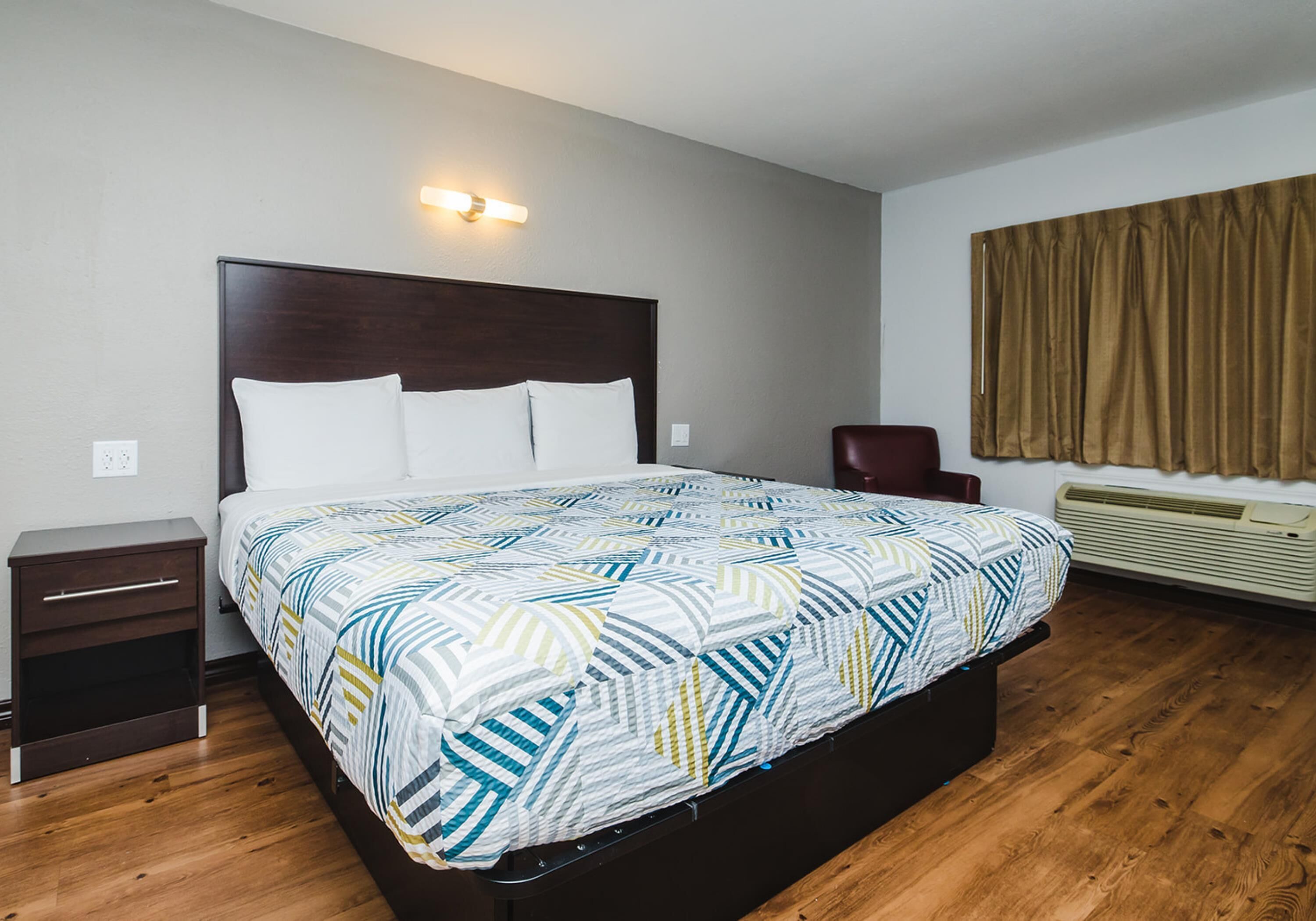 Standard Room, 1 King Bed, Accessible, Refrigerator & Microwave | Premium bedding, desk, laptop workspace, iron/ironing board