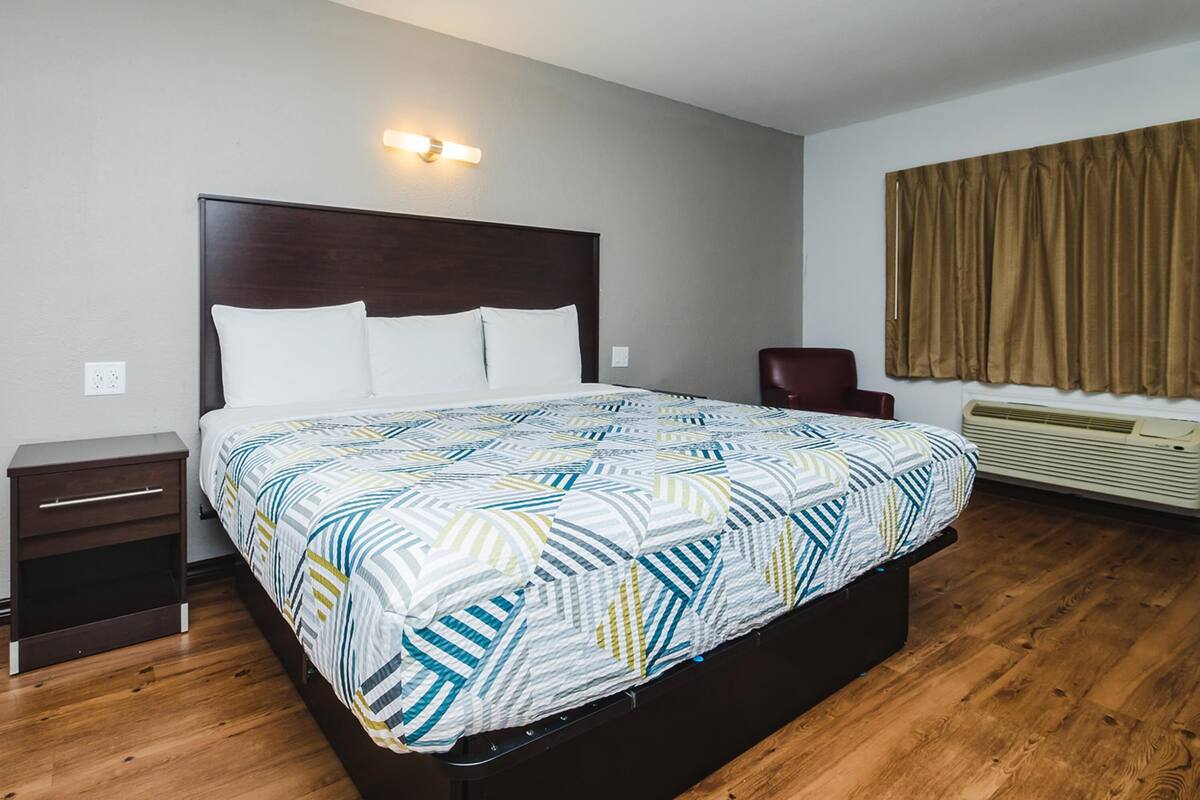 Kamar Standar, 1 Tempat Tidur King, akses difabel, lemari es & microwave | Seprai premium, meja kerja, dan ruang kerja ramah laptop