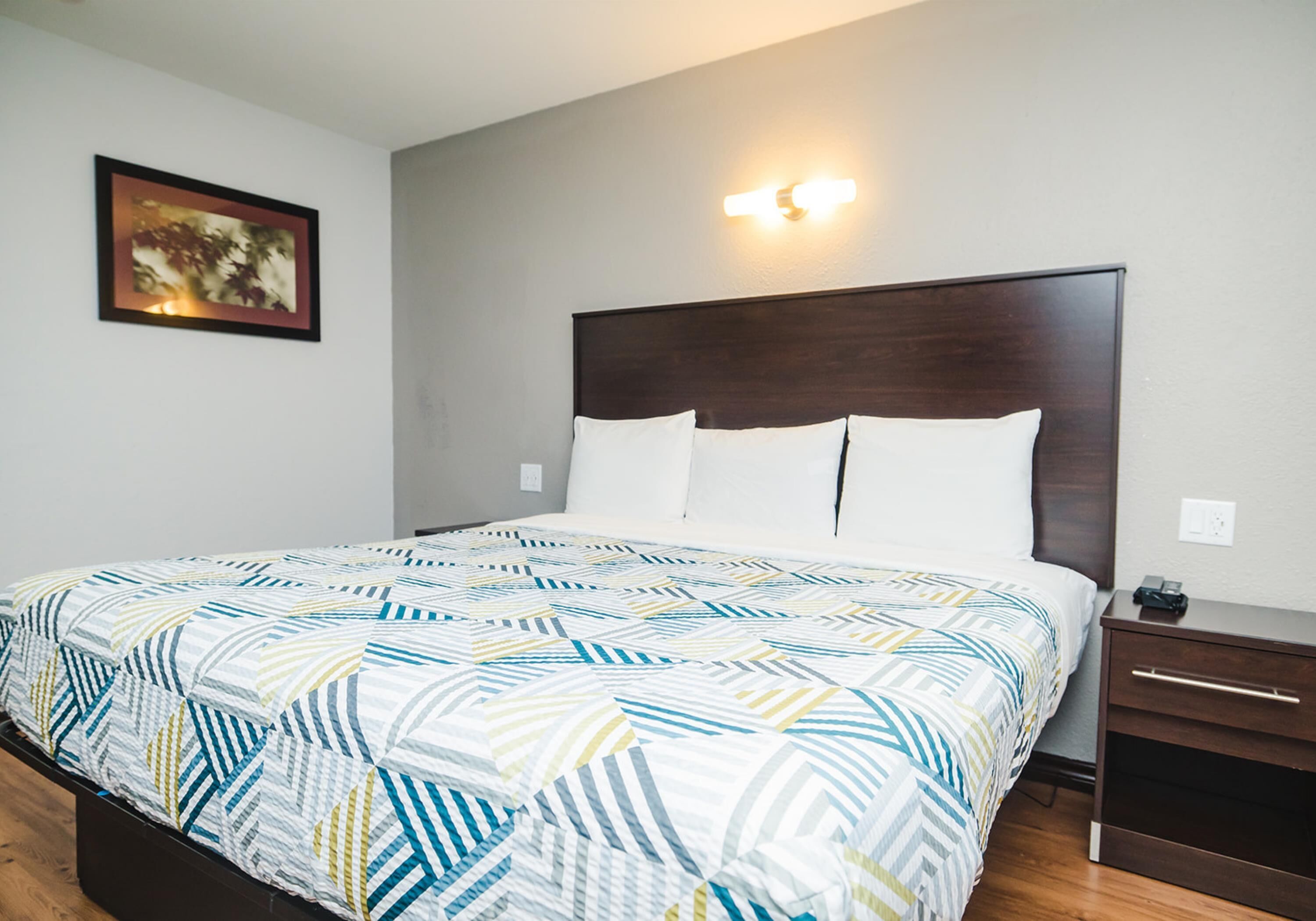 Standard Room, 1 King Bed, Non Smoking, Refrigerator & Microwave | Premium bedding, desk, laptop workspace, iron/ironing board