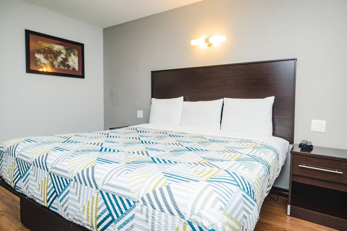 Kamar Standar, 1 Tempat Tidur King, Bebas Asap Rokok, lemari es & microwave | Seprai premium, meja kerja, dan ruang kerja ramah laptop