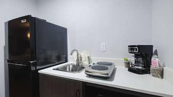 Full-size fridge, microwave, stovetop, coffee/tea maker