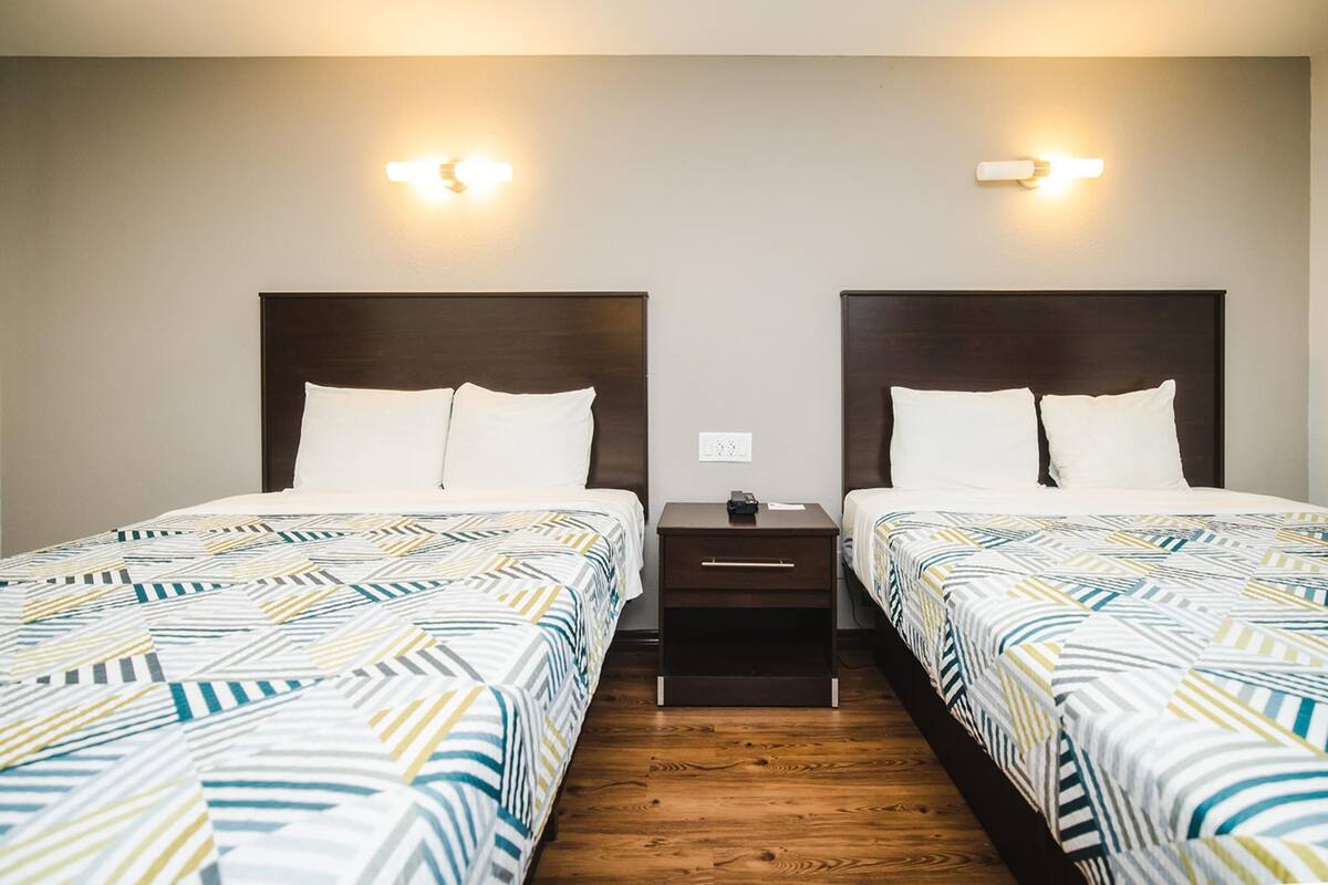 Apartemen Standar, 2 Tempat Tidur Queen, Bebas Asap Rokok, dapur (Full Kitchen) | Seprai premium, meja kerja, dan ruang kerja ramah laptop