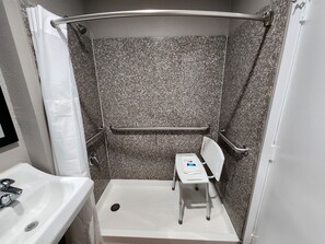 Salle de bain accessible aux personnes à mobilité réduite