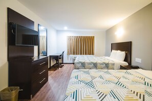 Luxe beddengoed, een bureau, een laptopwerkplek