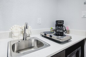 Full-size fridge, microwave, stovetop, coffee/tea maker - Studio 6 Channelview, TX – Baytown West (Channelview)