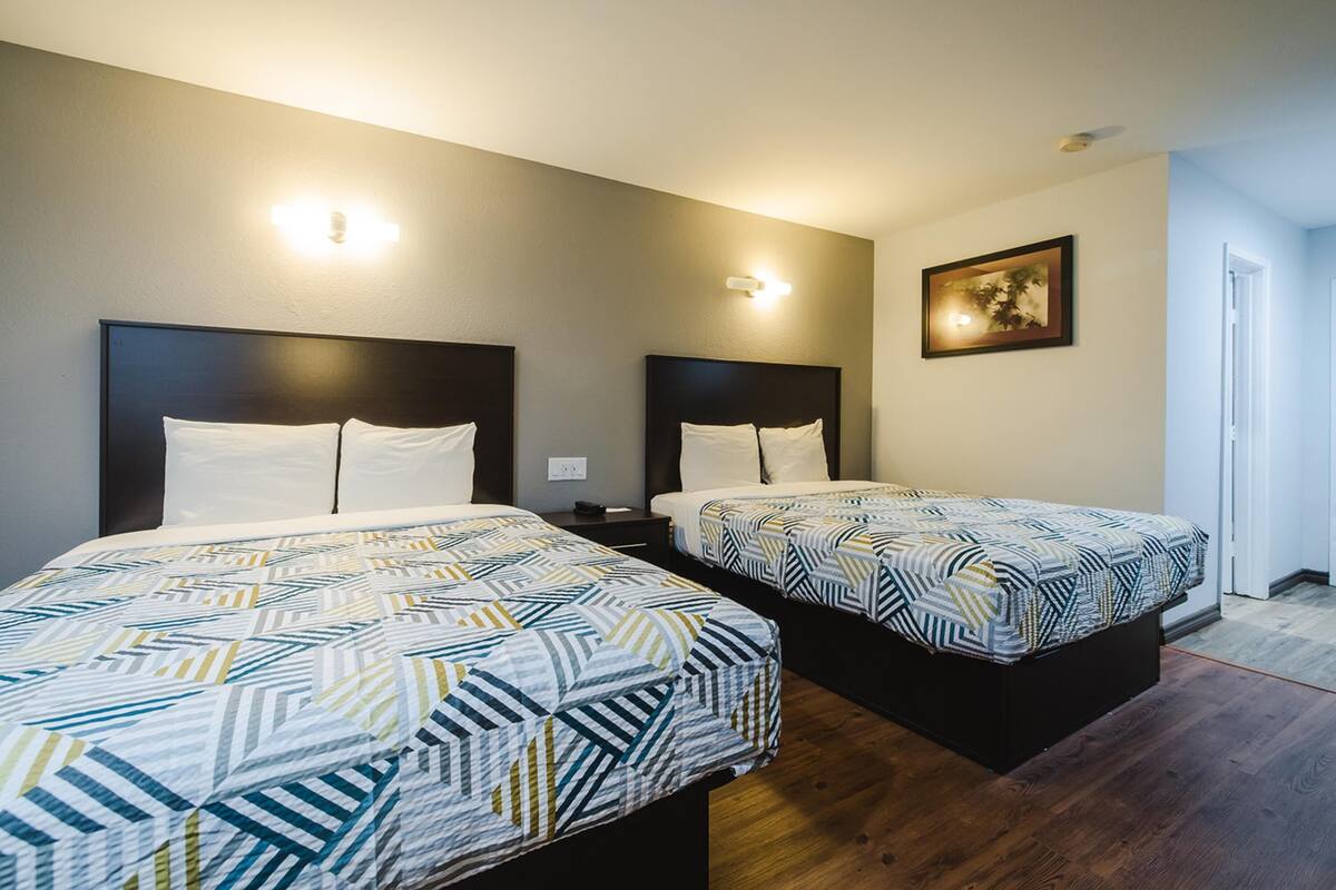 Kamar Standar, 2 Tempat Tidur Queen, akses difabel, lemari es & microwave | Seprai premium, meja kerja, dan ruang kerja ramah laptop
