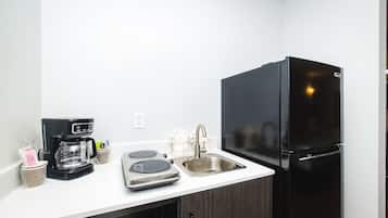 Refrigerador con freezer, microondas, placa de cocina, cafetera/tetera