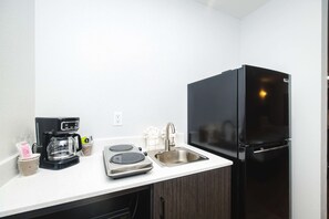 Full-size fridge, microwave, stovetop, coffee/tea maker