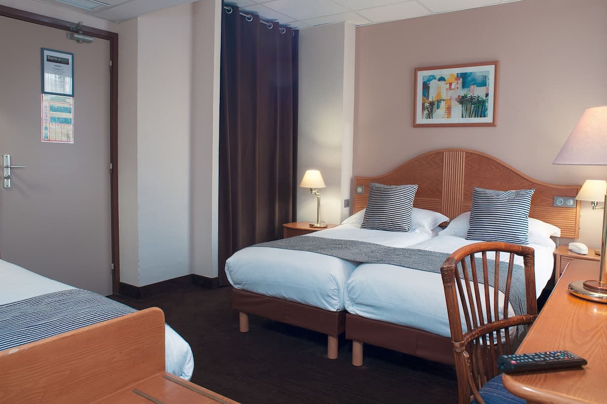 Premium bedding, in-room safe, desk, blackout drapes