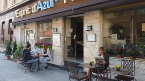 A hotel exterior with outdoor seating and a sign reading "Esprit d'Azur Hôtel". - Hôtel Esprit d'Azur (Nice)