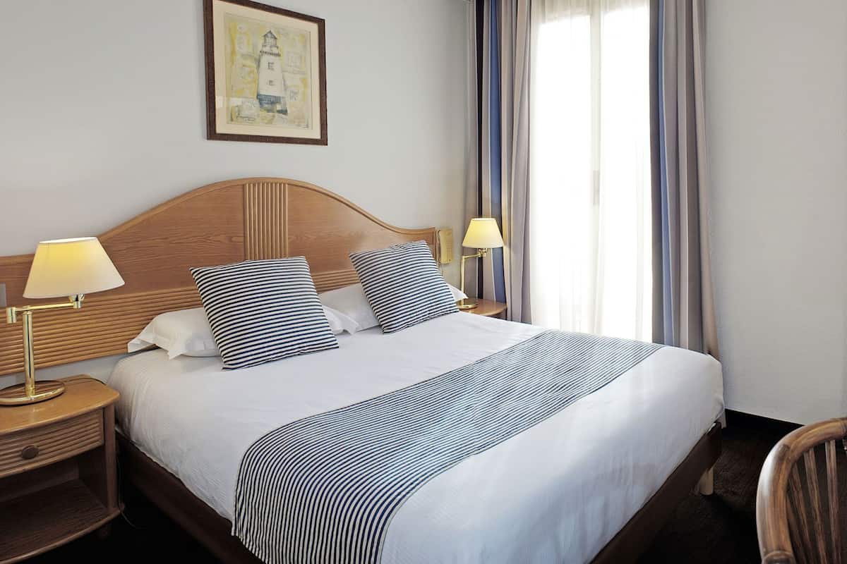 Premium bedding, in-room safe, desk, blackout drapes