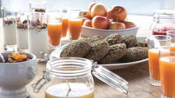 Frokostbuffé hver dag (DKK 205 per person)
