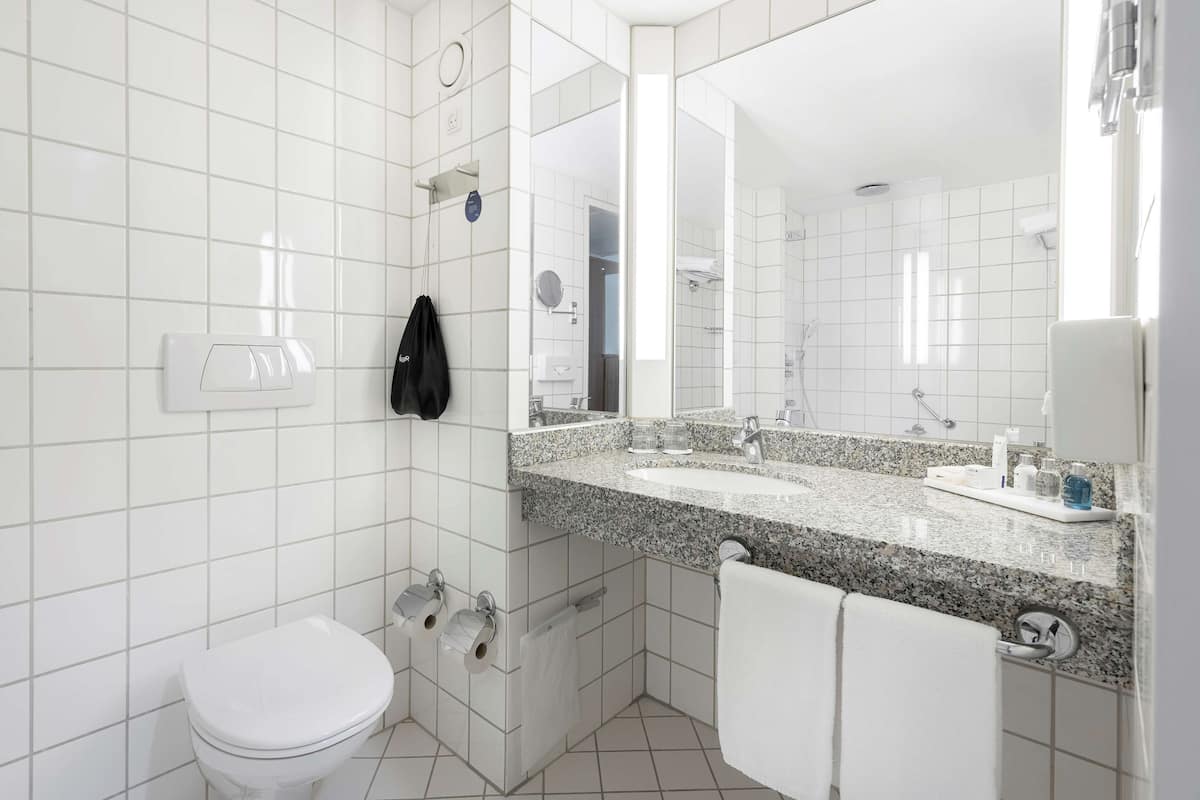 combined shower/bathtub, hair dryer, towels