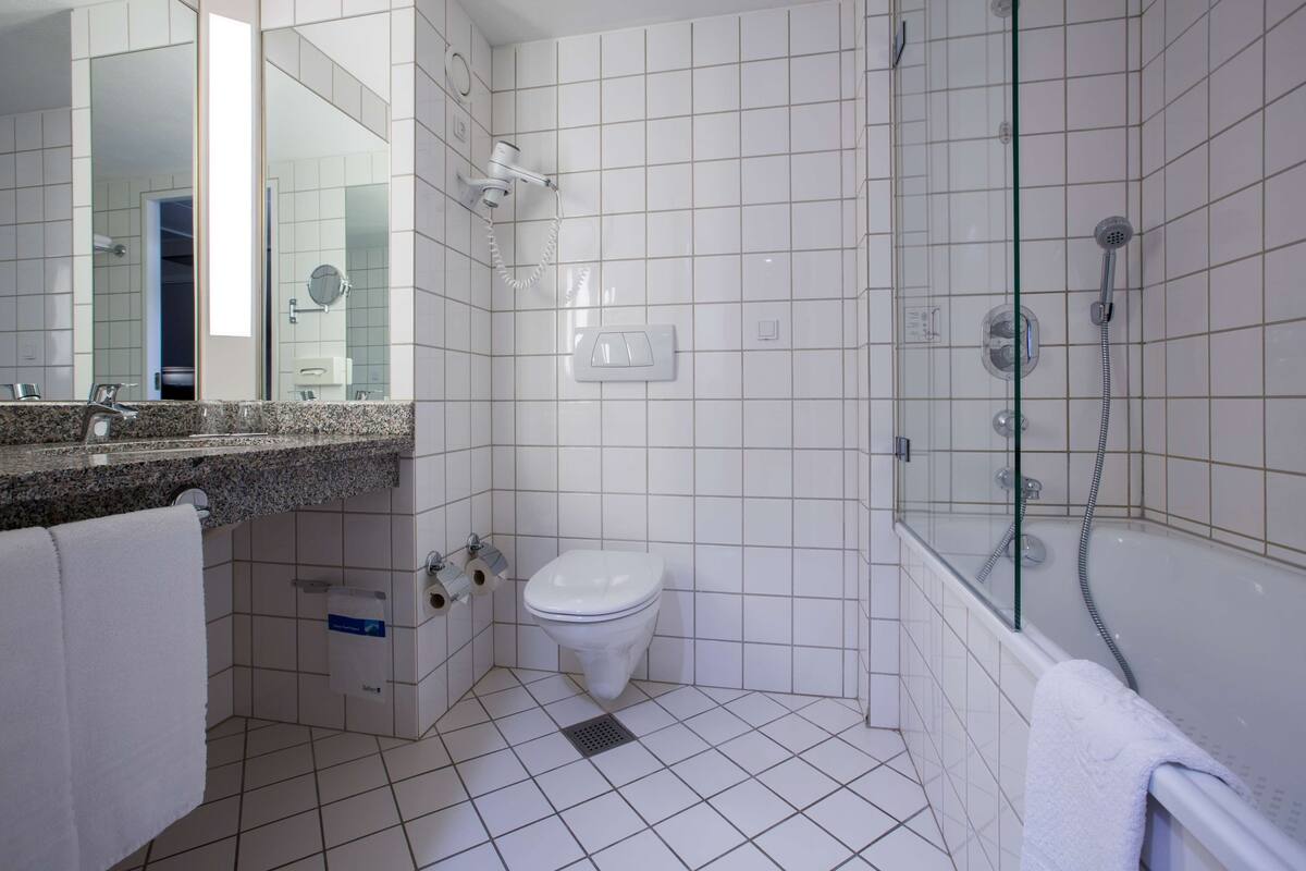 combined shower/bathtub, hair dryer, towels