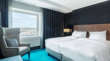 Peralatan tempat tidur hipoalergenik, bar mini, peti besi dalam bilik