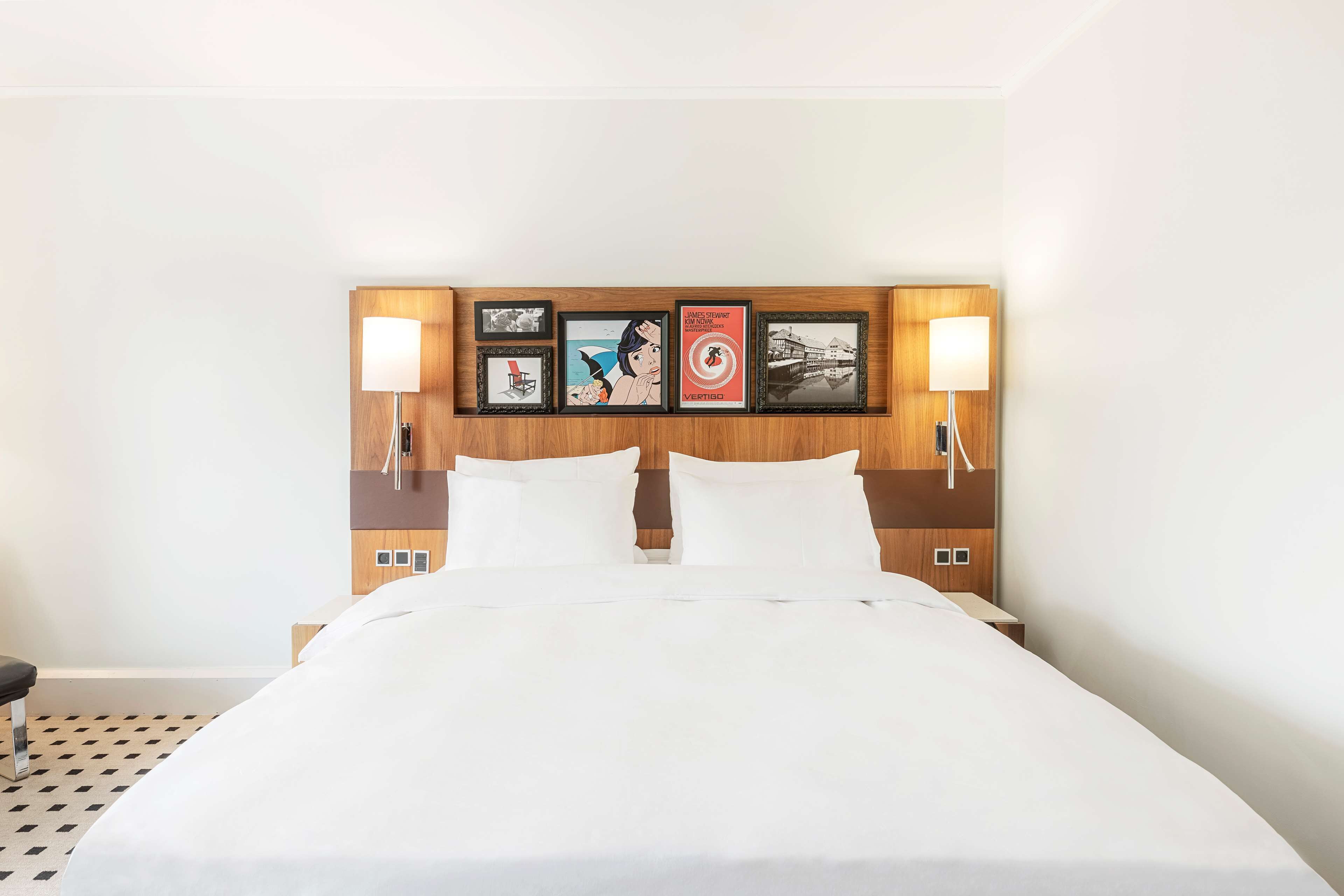 Ropa de cama hipoalergénica, minibar, caja fuerte y escritorio