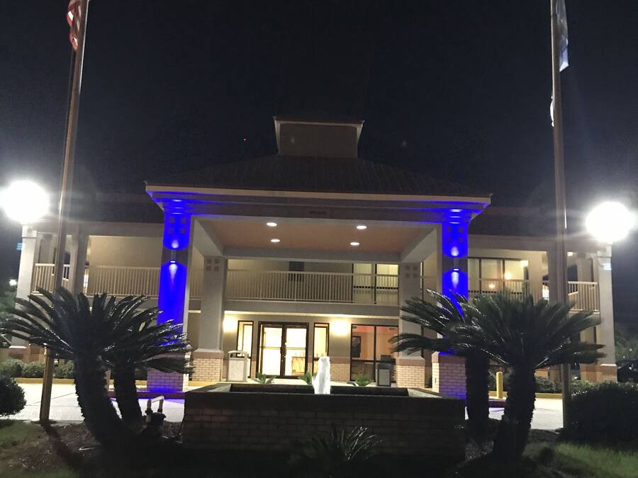 Fachada de la propiedad por la tarde o noche