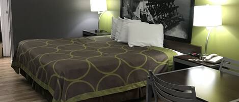 Escritorio, tabla de planchar con plancha, cunas (de pago)